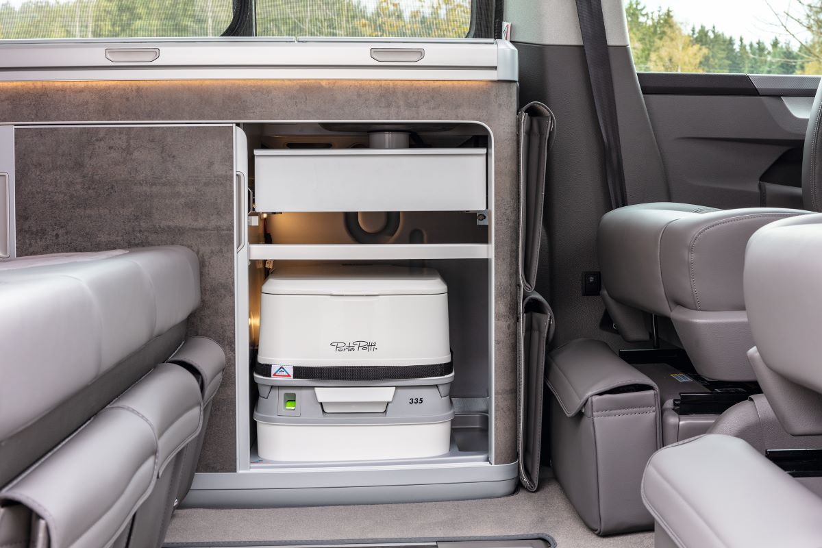 Brandrup Campingtoilette „Porta Potti 335“ Set für alle VW T6.1/T6/T5 California mit Spülschrank